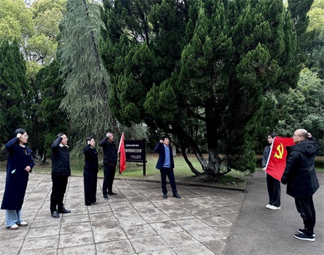 駐上投集團紀檢監(jiān)察組黨支部赴上饒集中營開展主題黨日活動